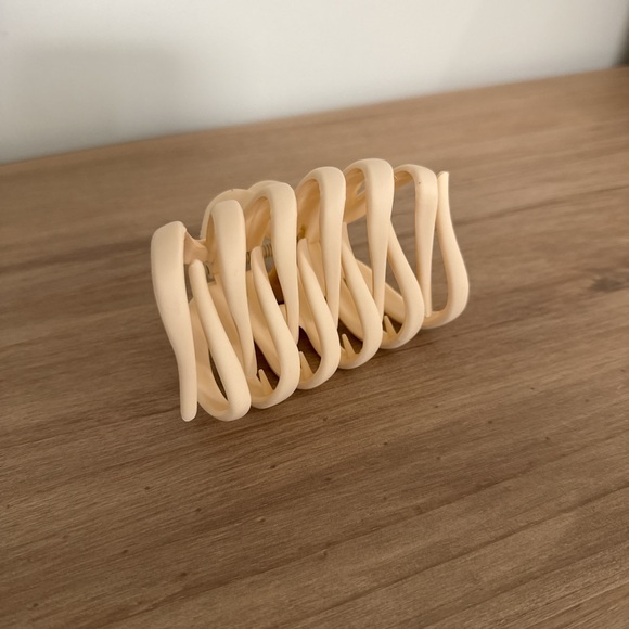 Large Claw Hair Clip Light Peach Color NWOT - Picture 2 of 4